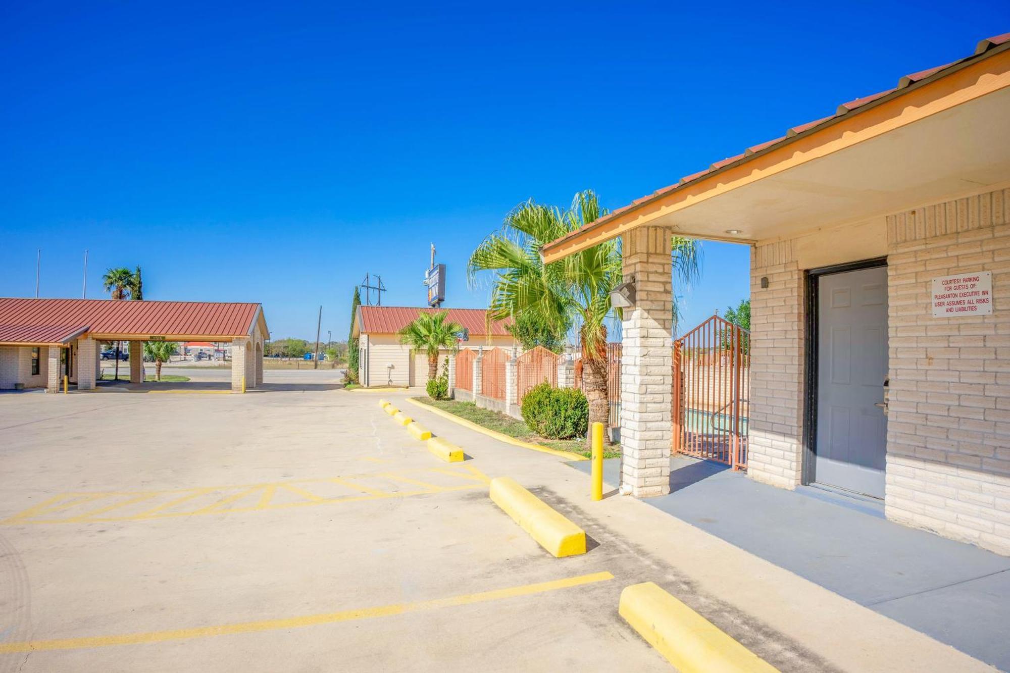 Pleasanton Executive Inn By Oyo エクステリア 写真